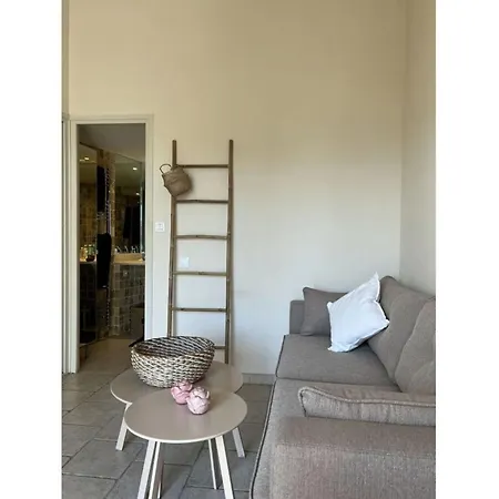 Welcoming In * Hyeres