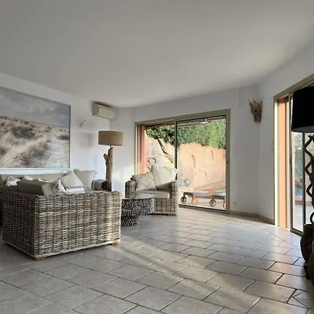 Welcoming In * Hyeres